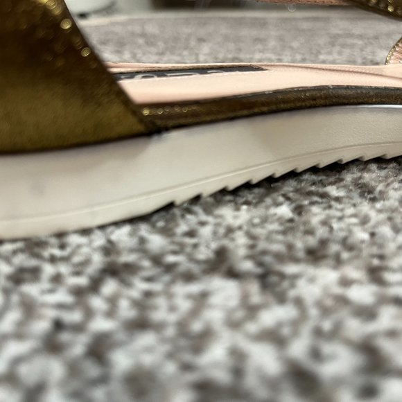 SJP Sarah Jessica Parker Gold Metallic Leather Print T Strap Sandal Flats Sz 12 - Picture 10 of 10